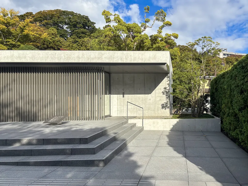 Pabellón de hormigón visto con celosía metálica, obra del estudio Esencial