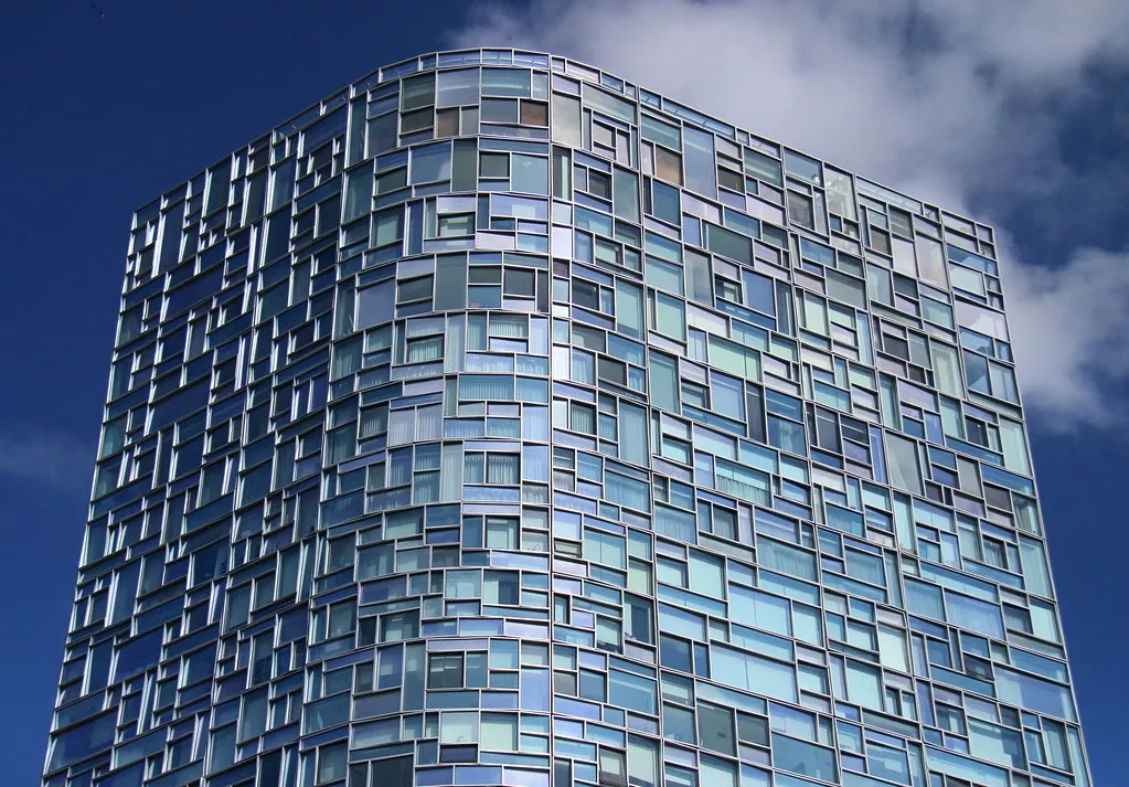 Torre Vitrina, fachada de cristal modular vista desde abajo