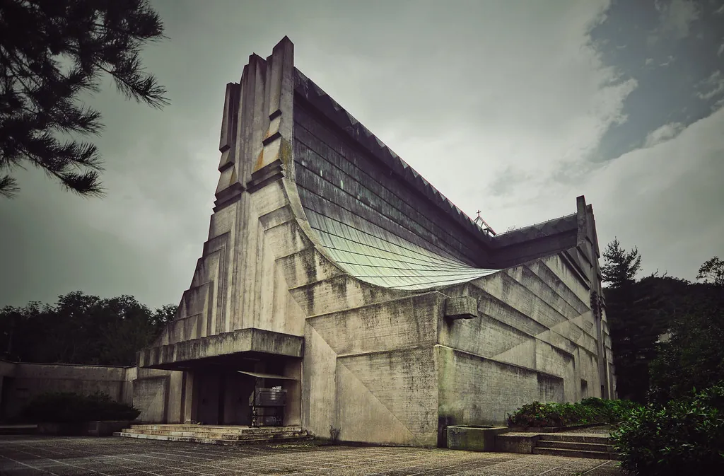 Capilla del Bosque, volumen de hormigón con cubierta curva, vista exterior