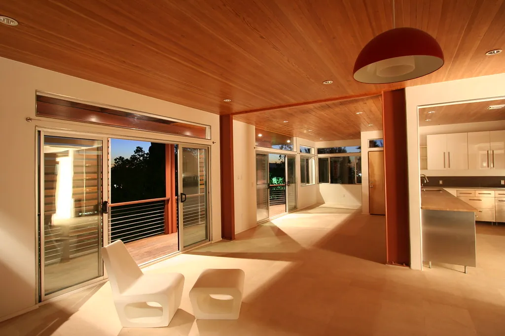 Interior de Casa del Roble, living comedor con cielo de madera