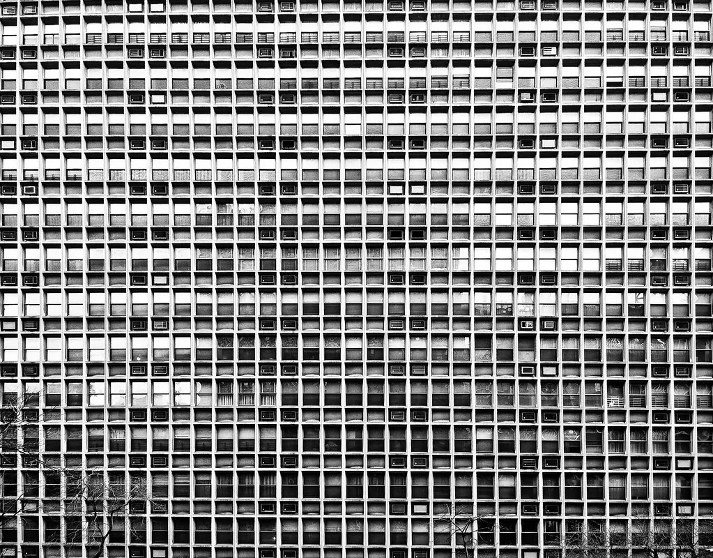Fachada Modular, retícula de ventanas en blanco y negro